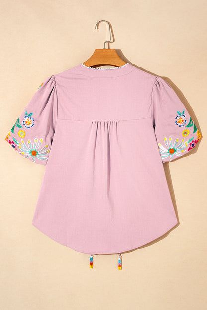 Roze bloemen geborduurde blouse met split aan de hals en pofmouwen