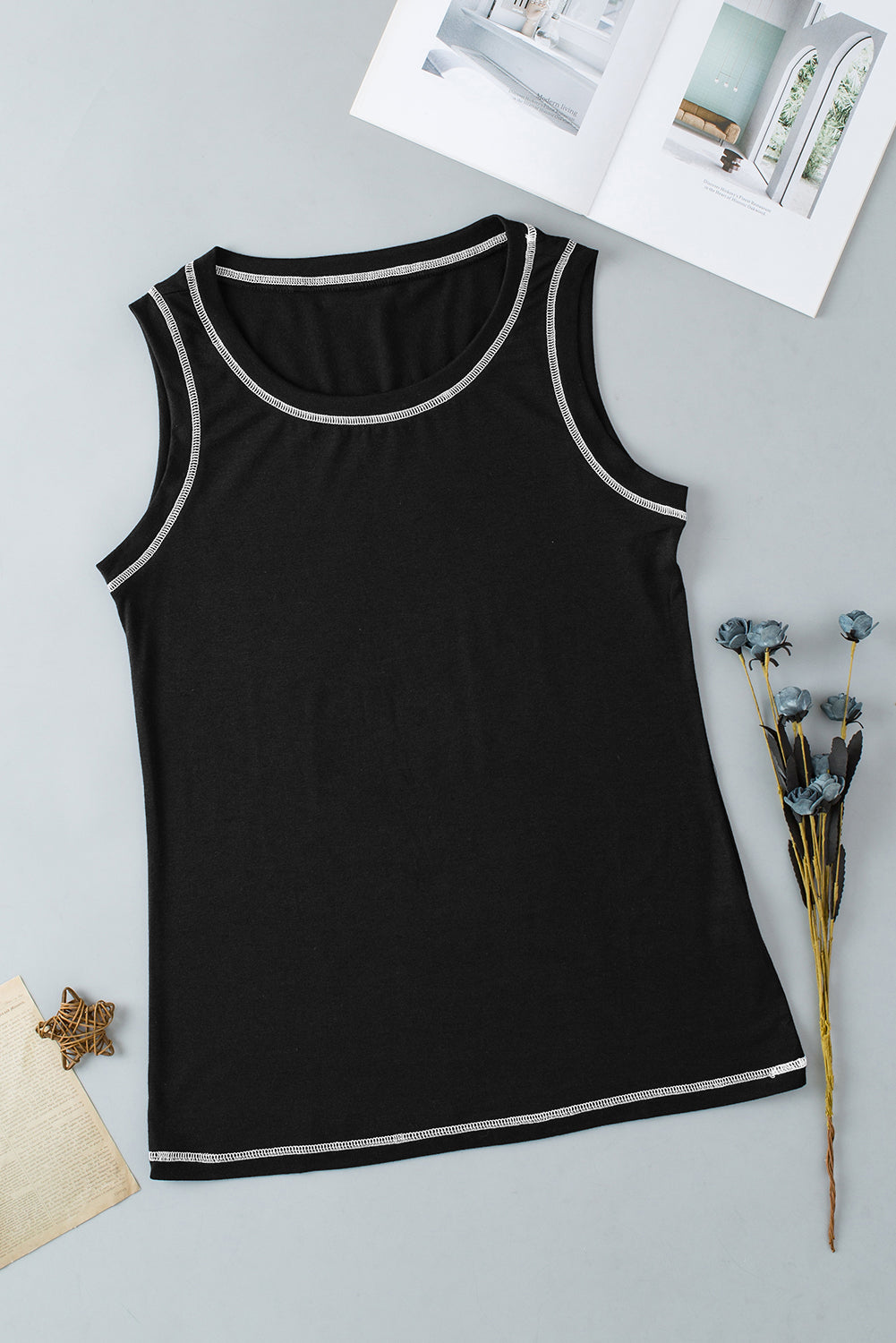 Zwarte mouwloze top met ronde hals en contrasterende stiksels