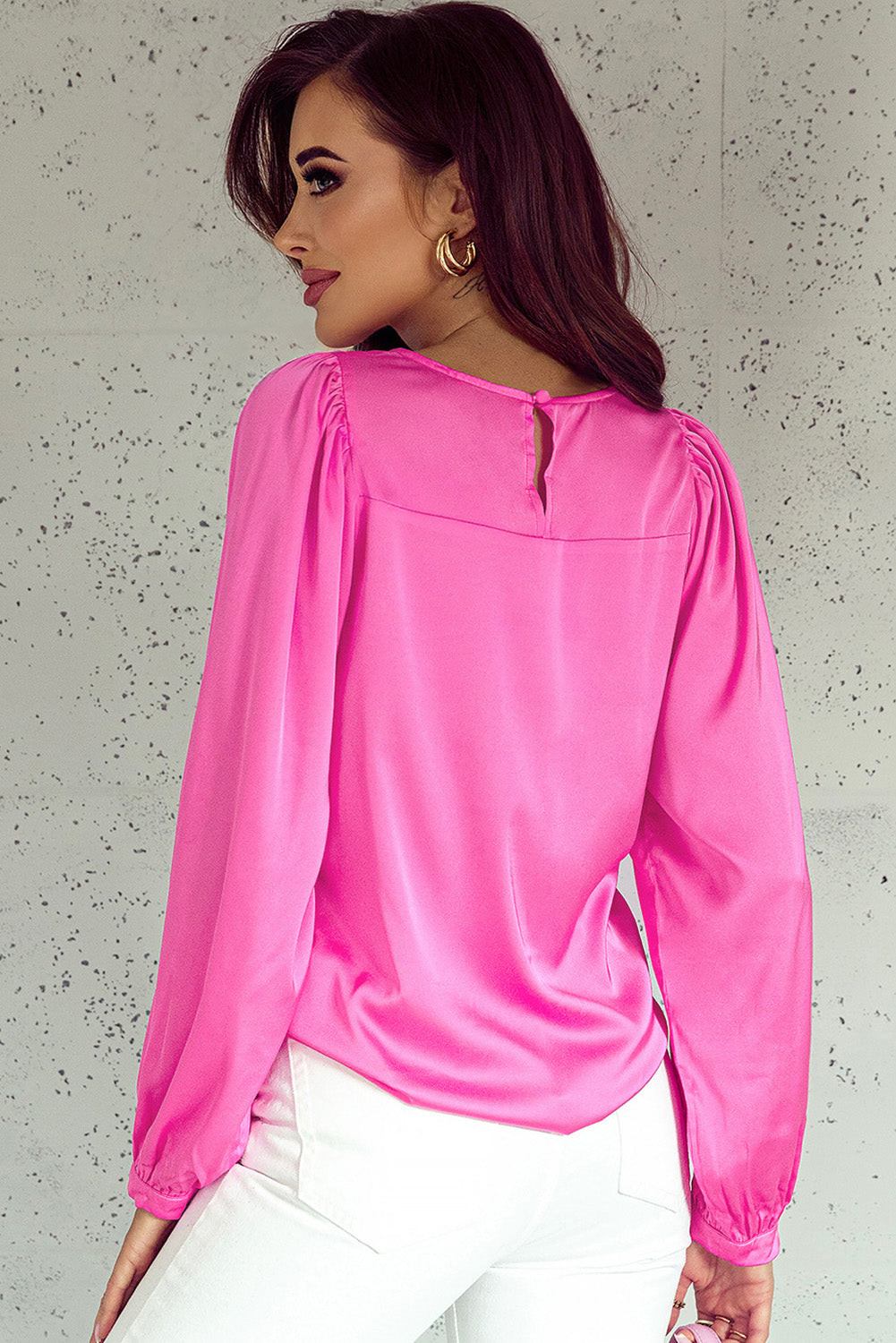 Roze satijnen blouse met ronde hals en lange mouwen