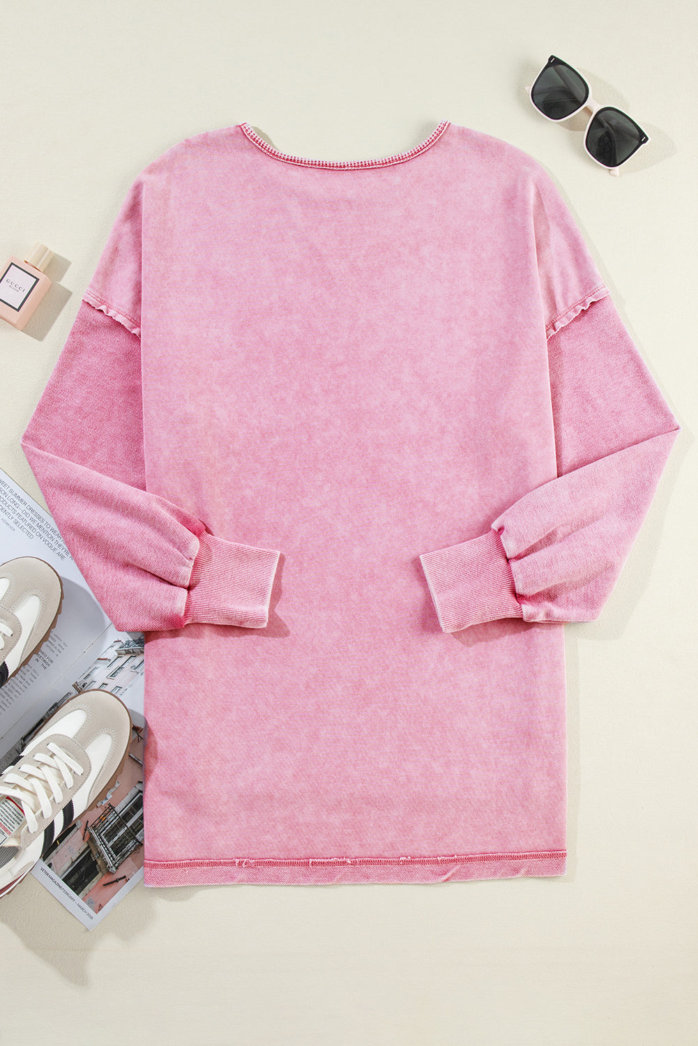 Aardbeienroze sweatshirt met lage schouder en minerale wassing