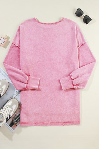 Aardbeienroze sweatshirt met lage schouder en minerale wassing