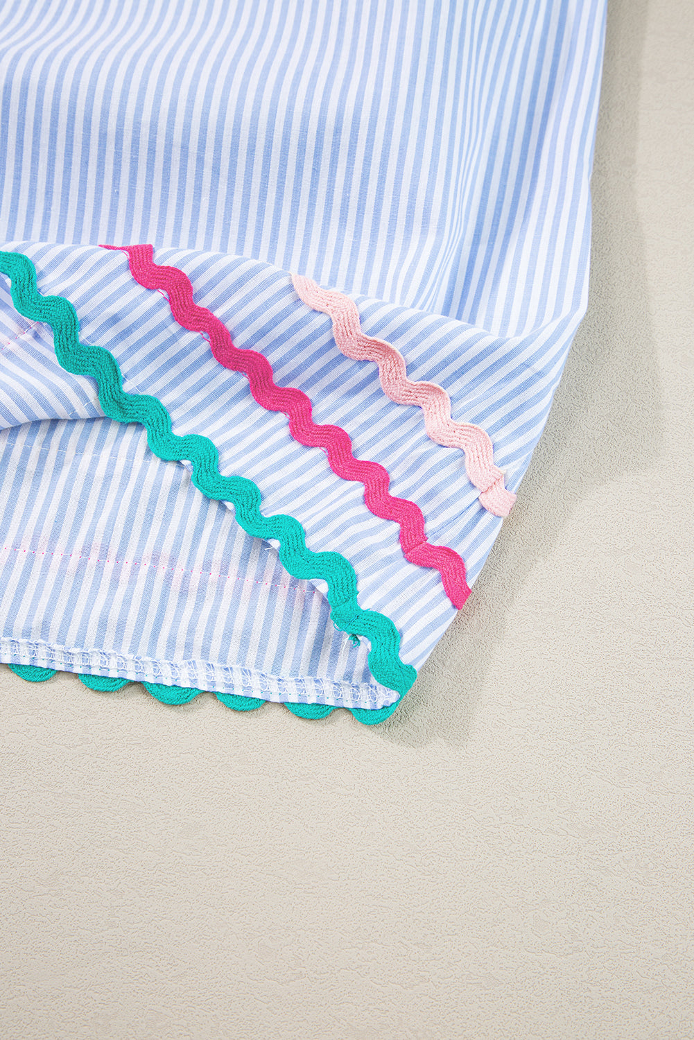 Hemelsblauwe gestreepte Ricrac-afwerking, splithals, gestreepte blouse met ruches aan de mouwen