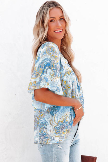 Hemelsblauwe losse blouse met paisleyprint en wijde mouwen