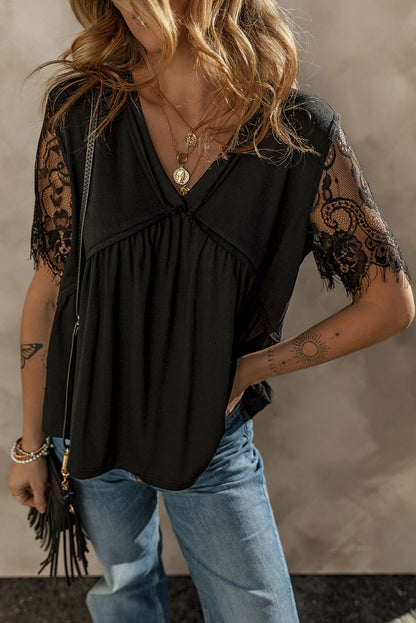Zwarte babydoll-top met kanten mouwen en V-hals en ruches