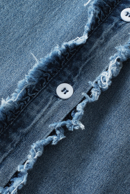 Ashleigh blauwe gegolfde denim top met knopen aan de voorkant en ruches