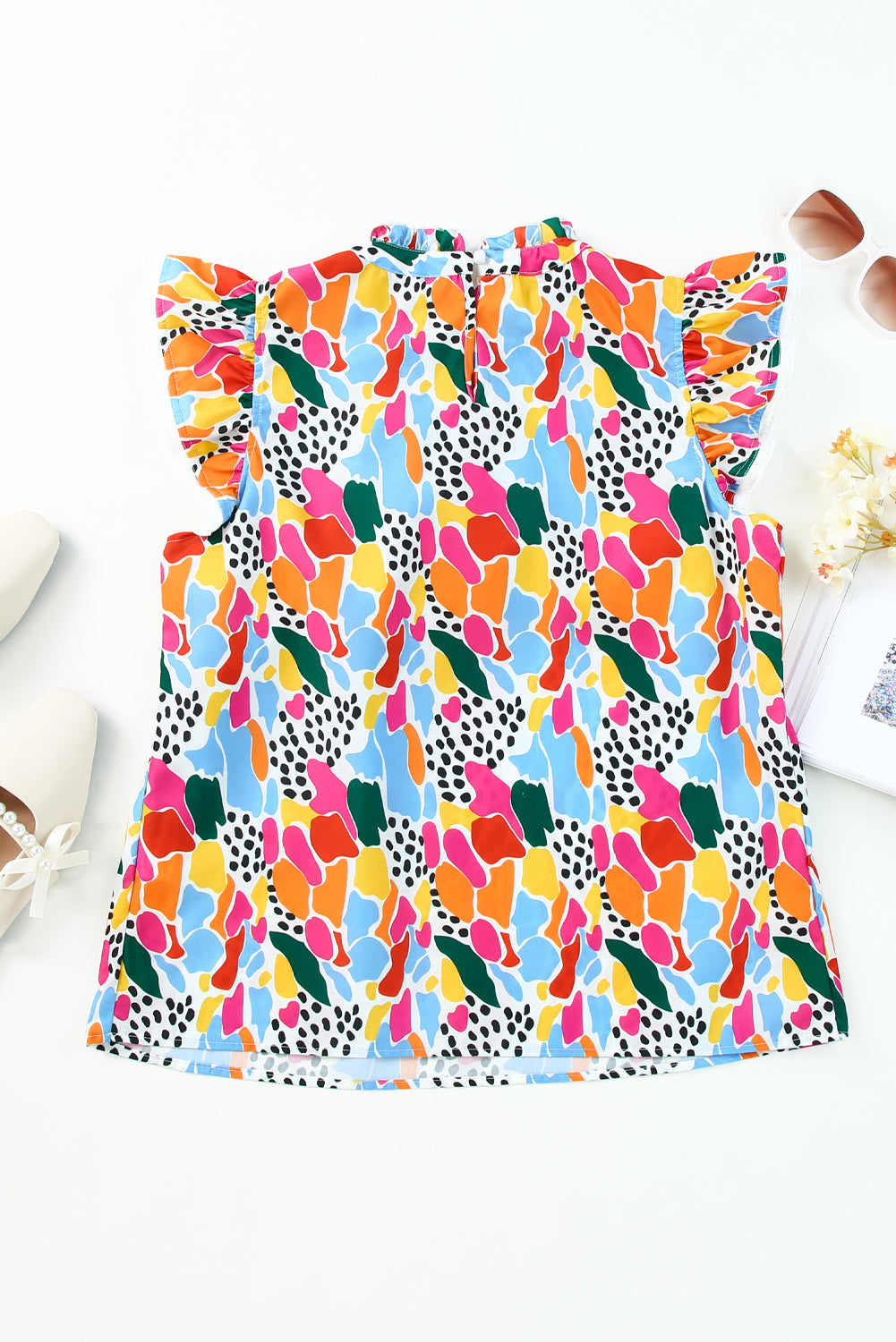 Top met hoge hals en fladdermouwen met veelkleurige abstracte print