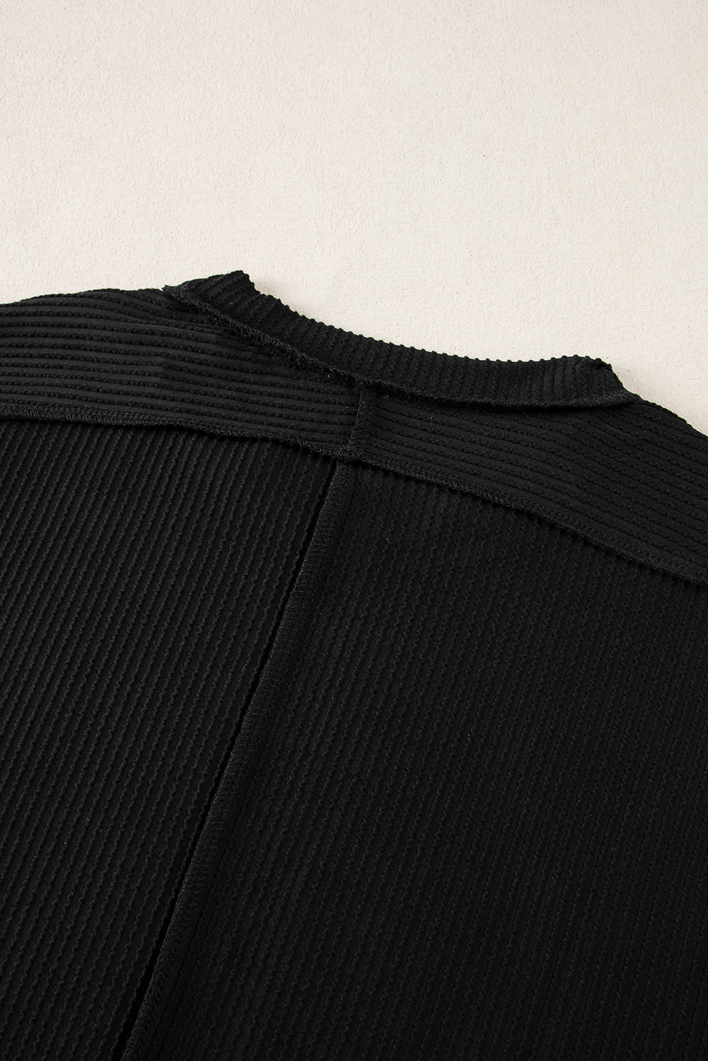 Zwart getextureerd gebreid T-shirt met zichtbare stiksels