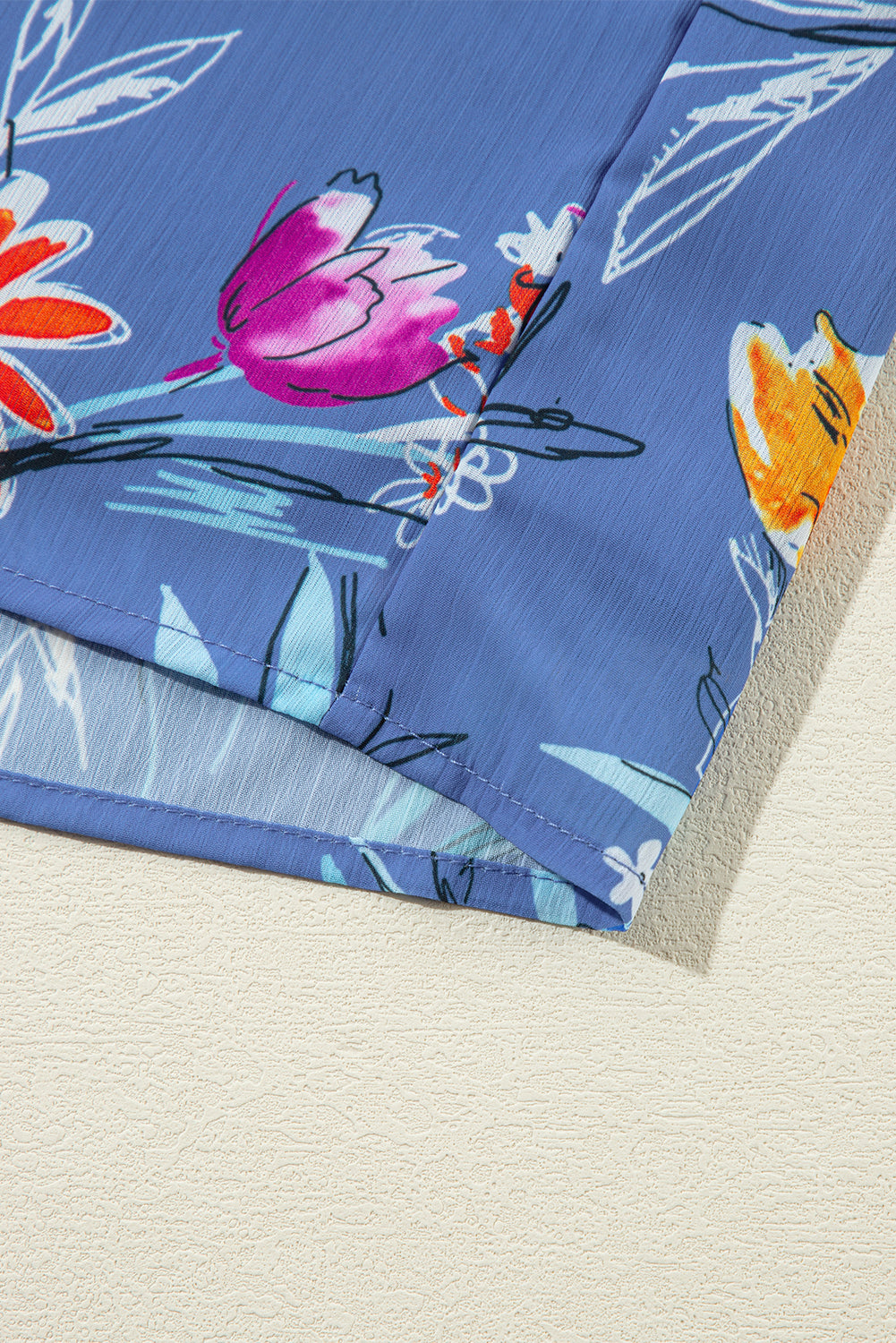 Hemelsblauwe tanktop met bloemenprint en knoopsluiting