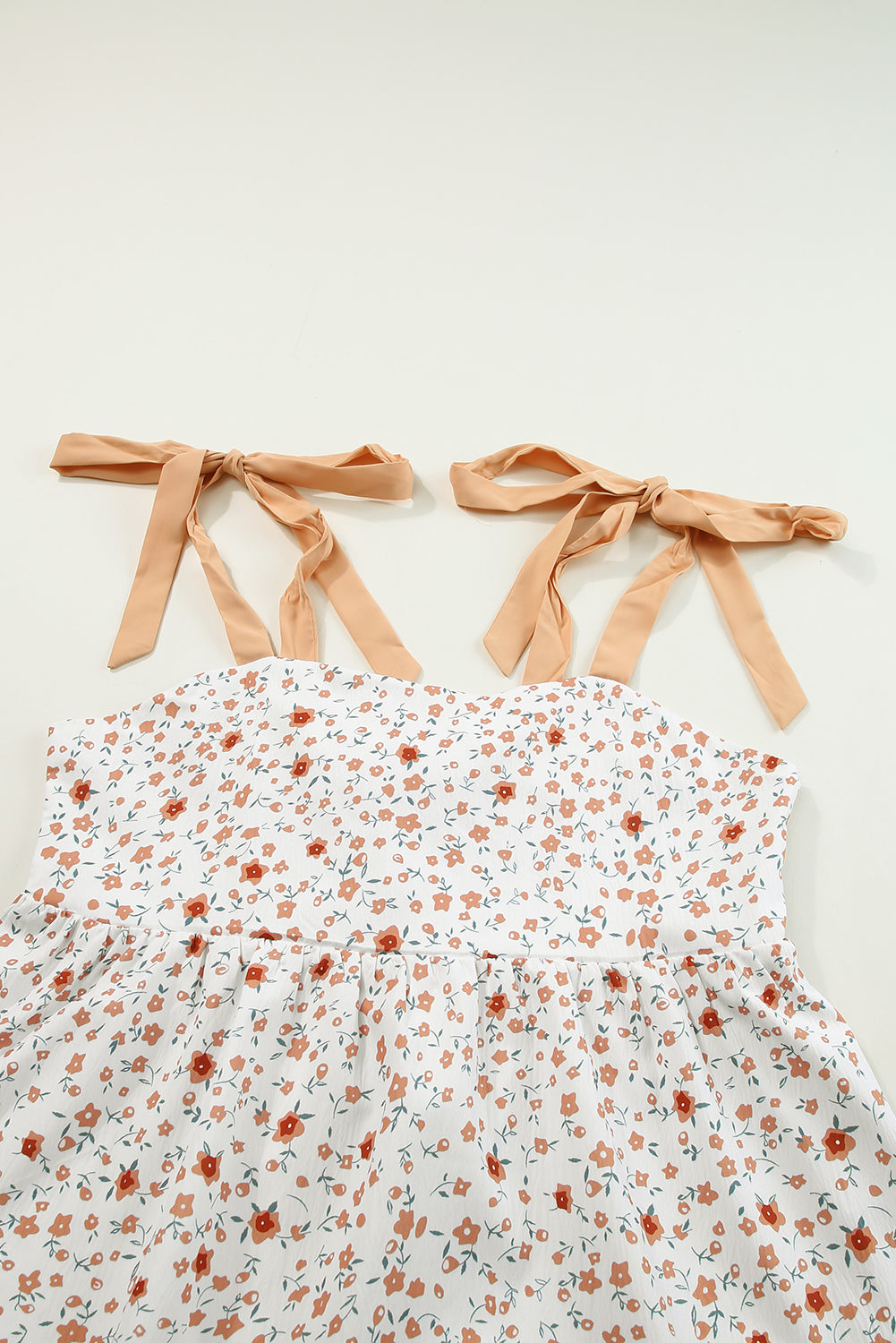 Witte babydoll-tanktop met gebonden schouder en bloemenprint