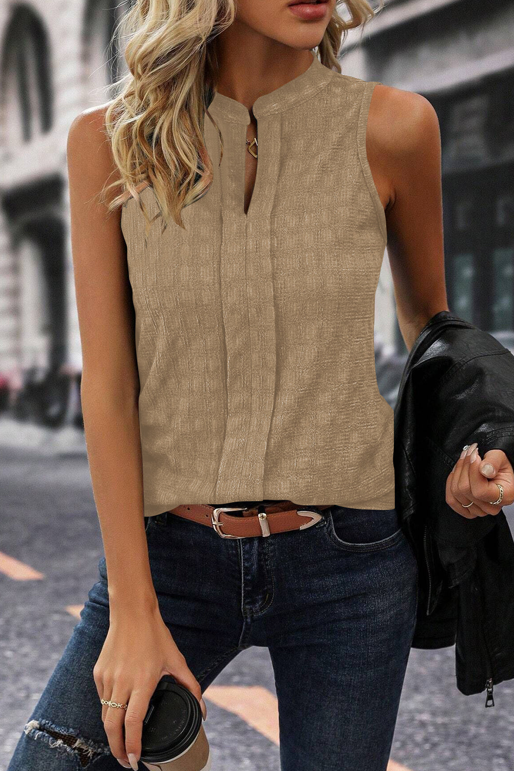 Licht Frans beige tanktop met splithals en roosterstructuur