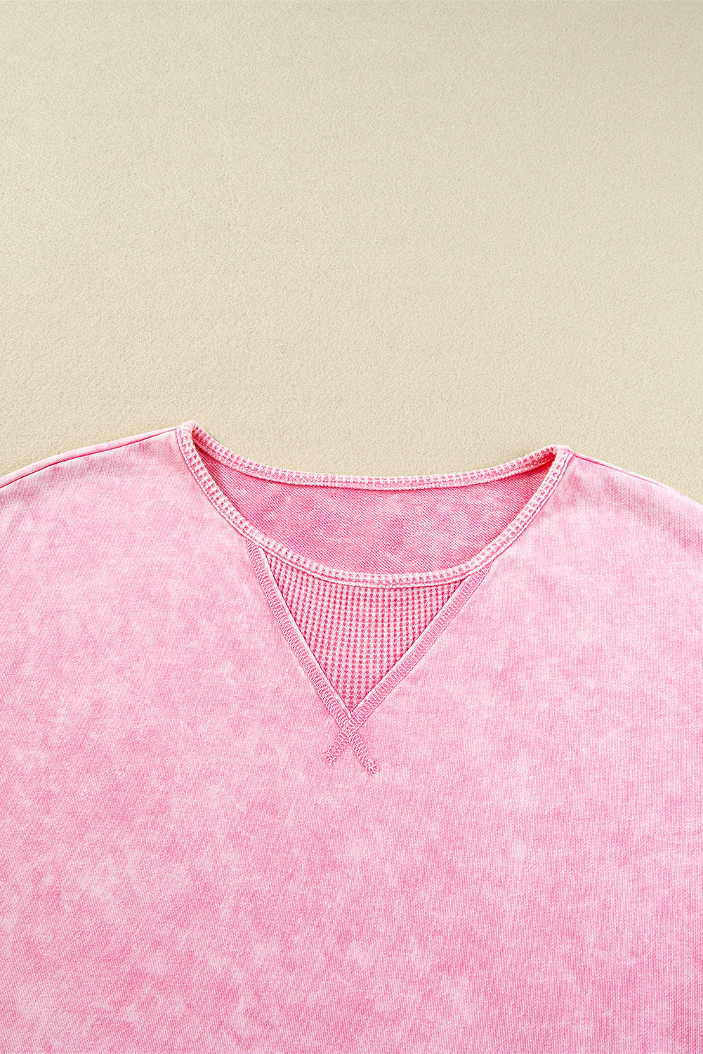 Aardbeiroze minerale wassing met zichtbare naad en oversized oversized T-shirt