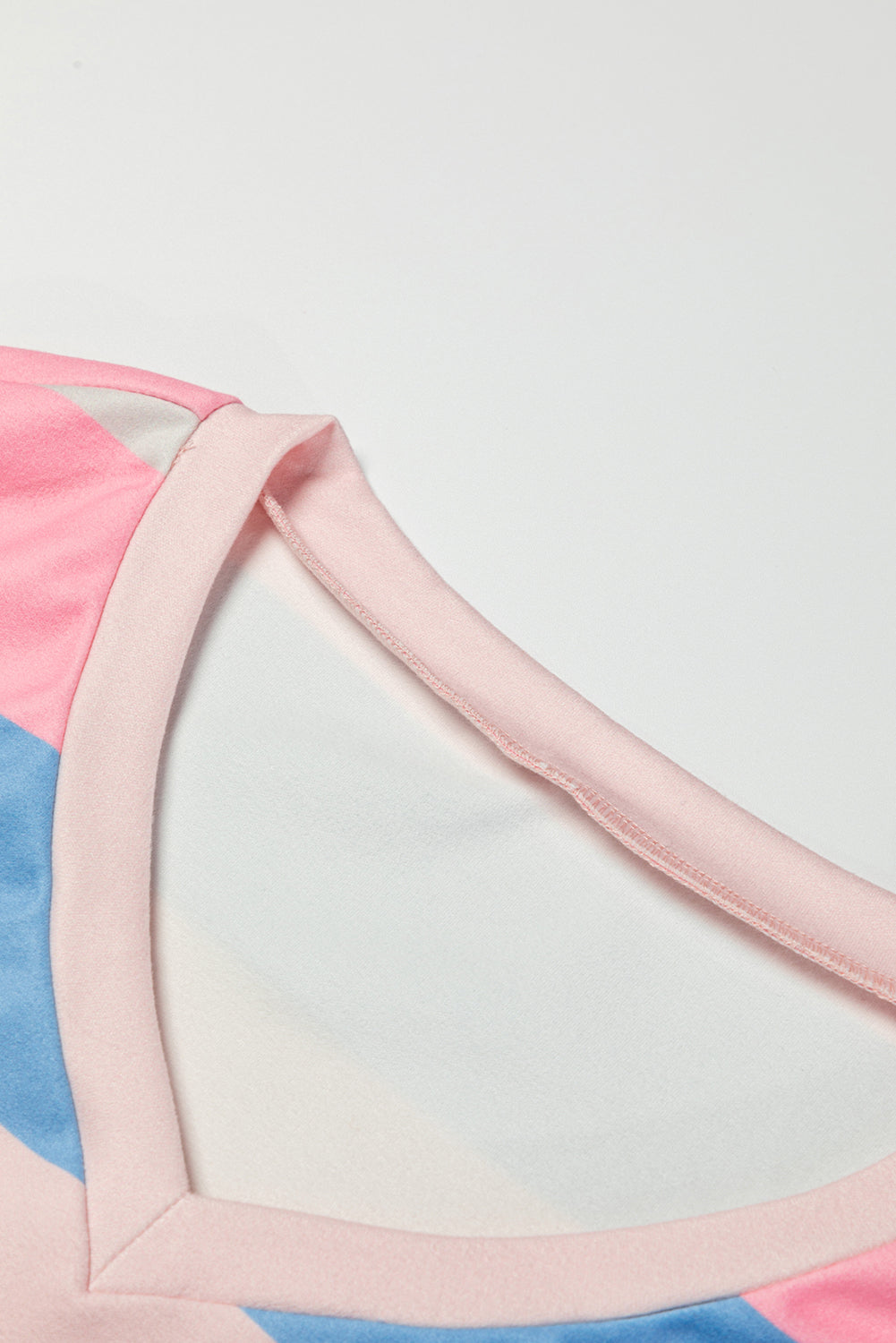 Roze contrasterende gestreepte top met V-hals en lange mouwen