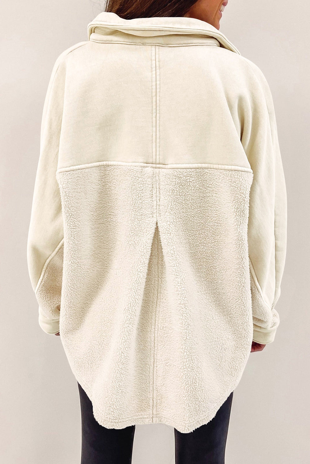Beige gestikte zak met knoopsluiting en onafgewerkte zoom