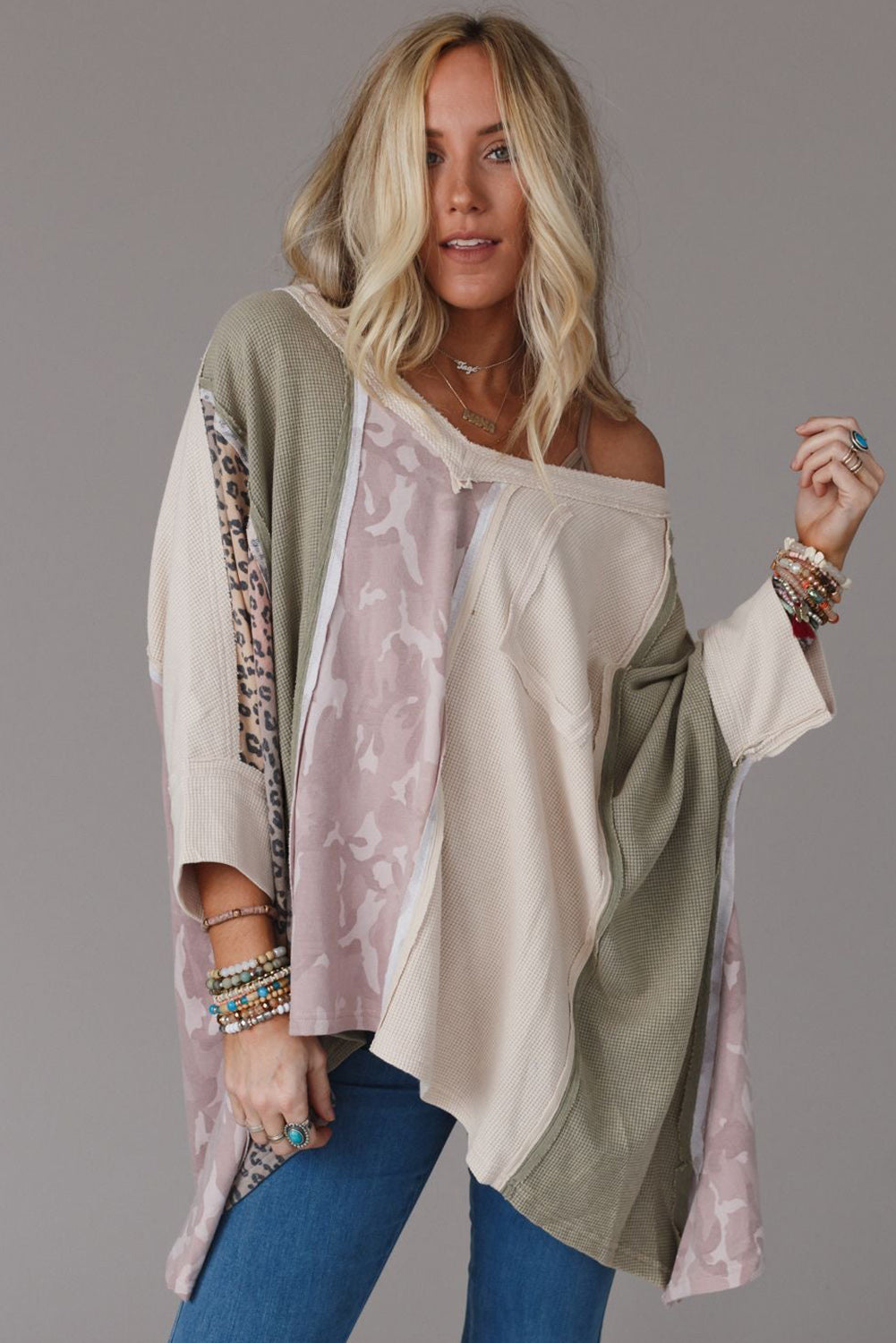 Veelkleurige oversized top met zichtbare naden en patchwork