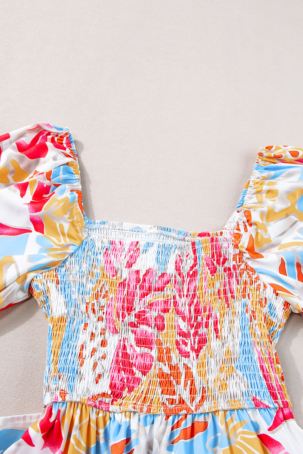 Rozerode maxi-jurk met gesmokt lijfje en pofmouwen met tropische print