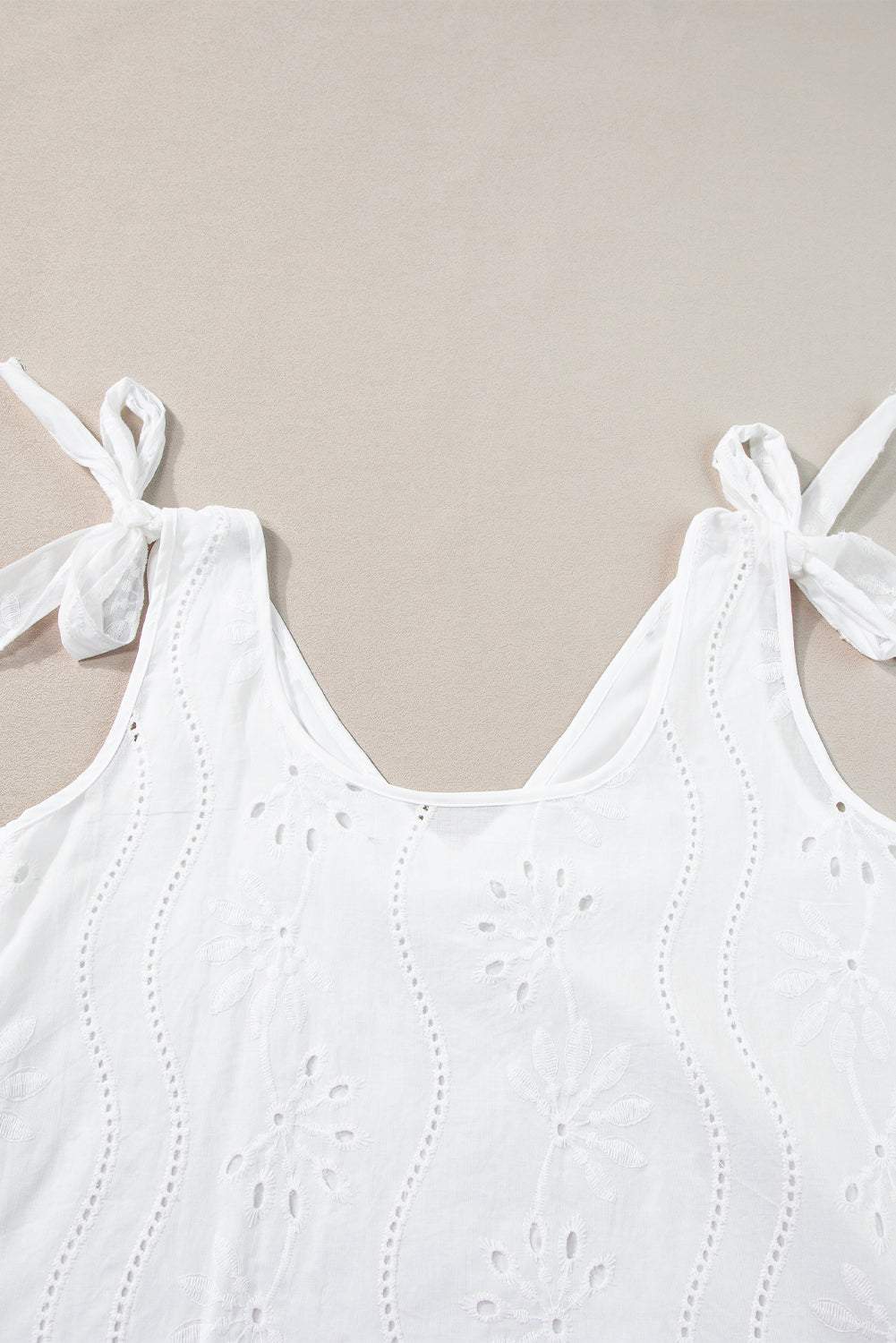 Witte tanktop met geknoopte bandjes en V-hals met borduurmotief