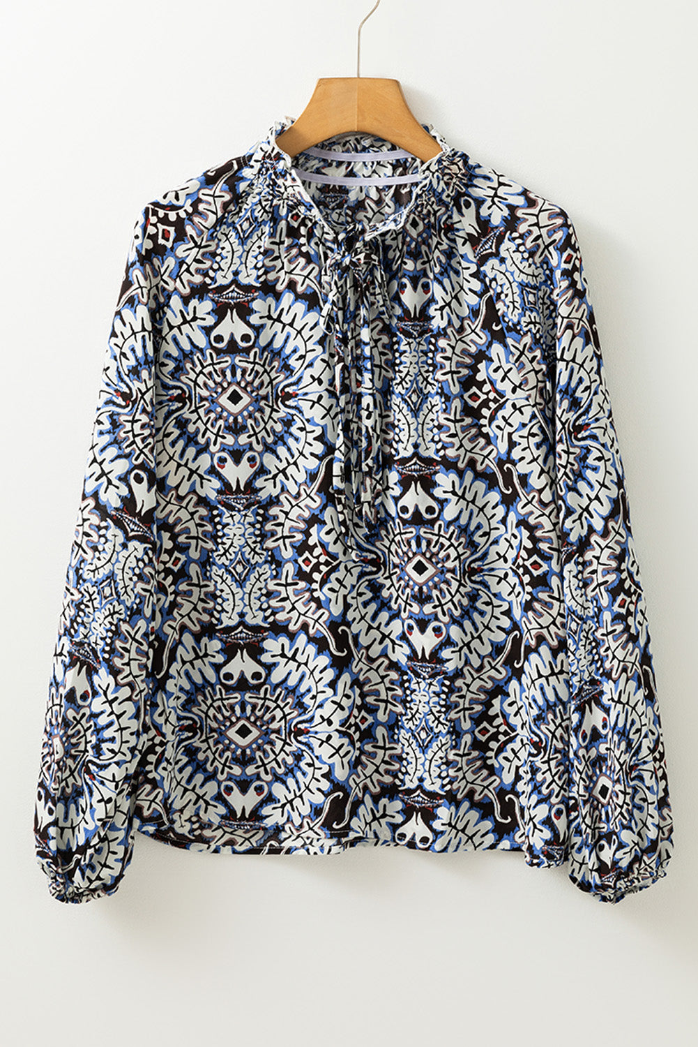 Blauwe tribale afdruk vaarten met fronvilde nek puff mouw blouse