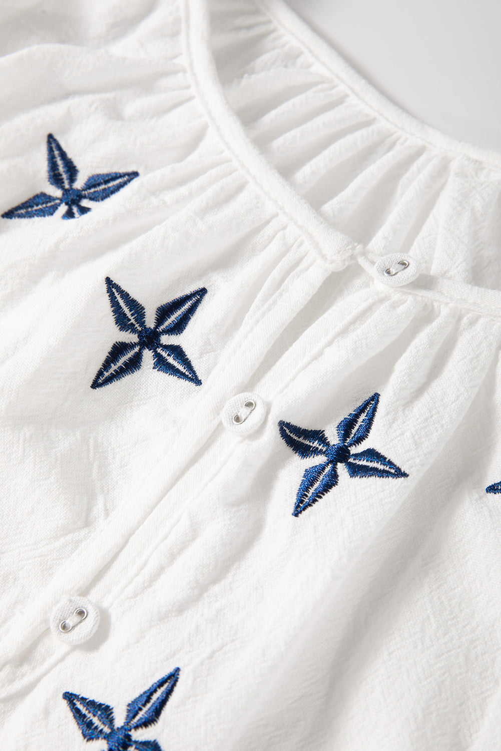Wit geometrische geborduurde blouse met lange mouwen met knoop