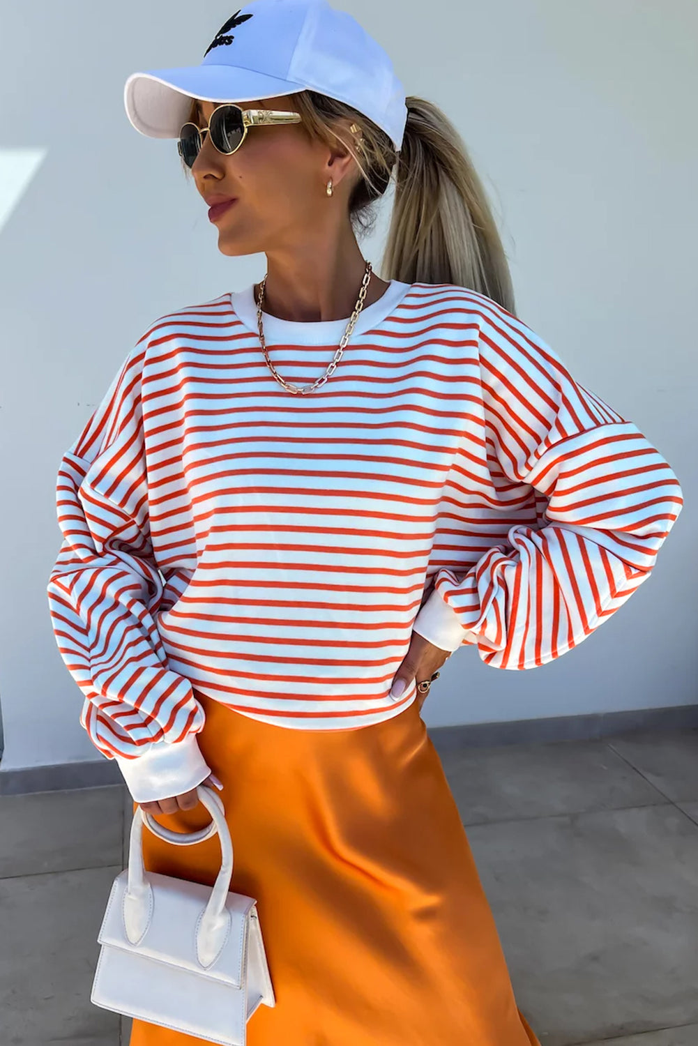 Oranje gestreept los sweatshirt met lage schouder en ronde hals