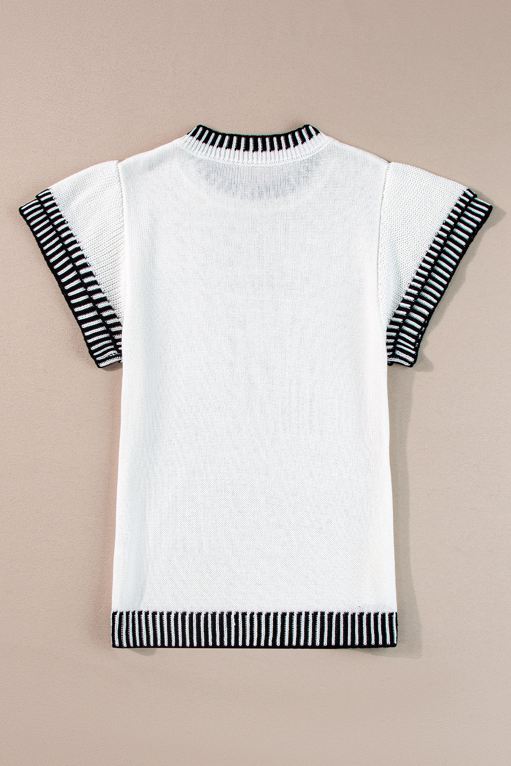 Witte gebreide top met contrasterende rand en ronde hals, vleermuismouwen