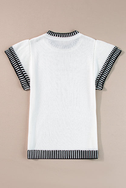 Witte gebreide top met contrasterende rand en ronde hals, vleermuismouwen