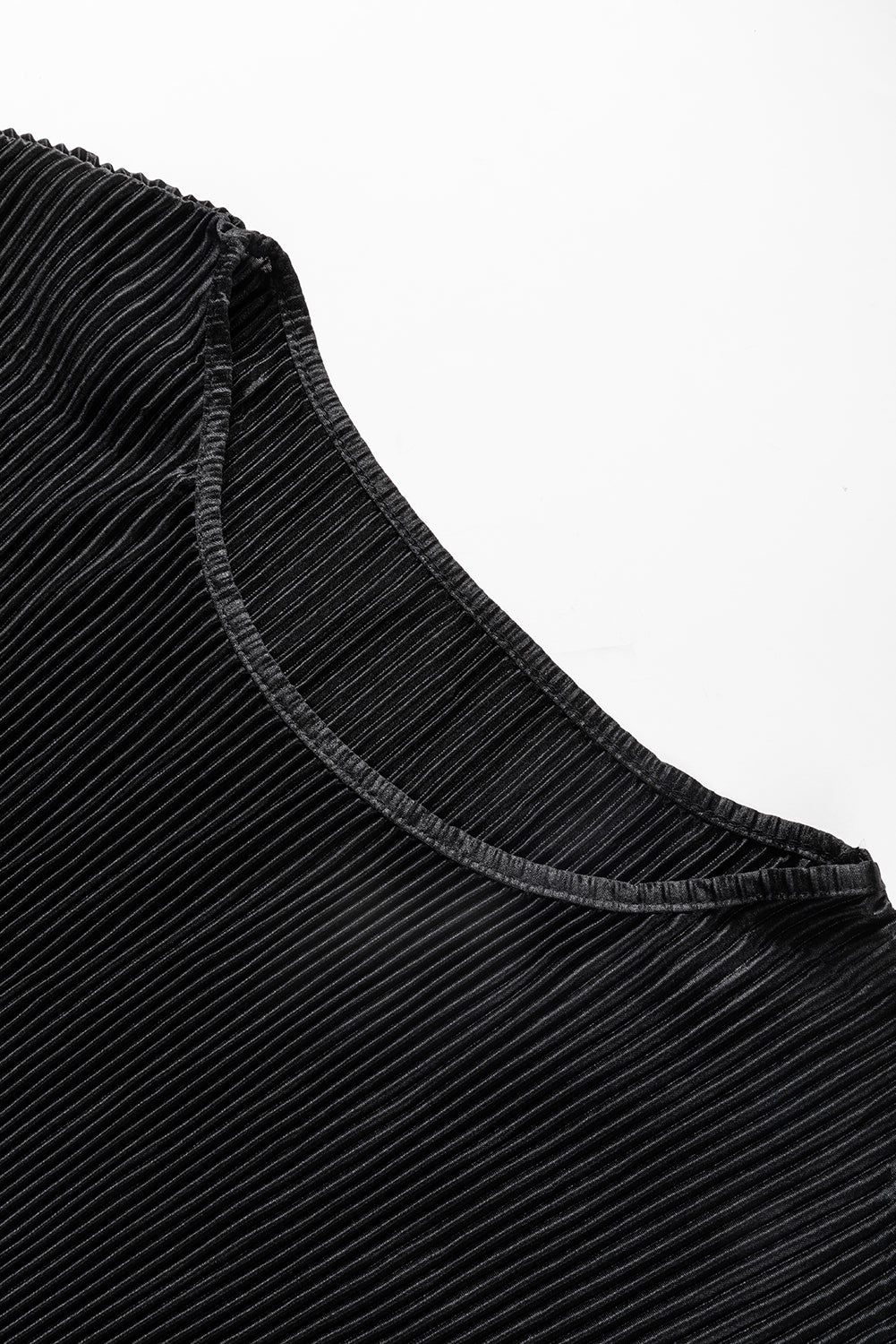 Zwarte cropped trui met koord en broek met wijde pijpen