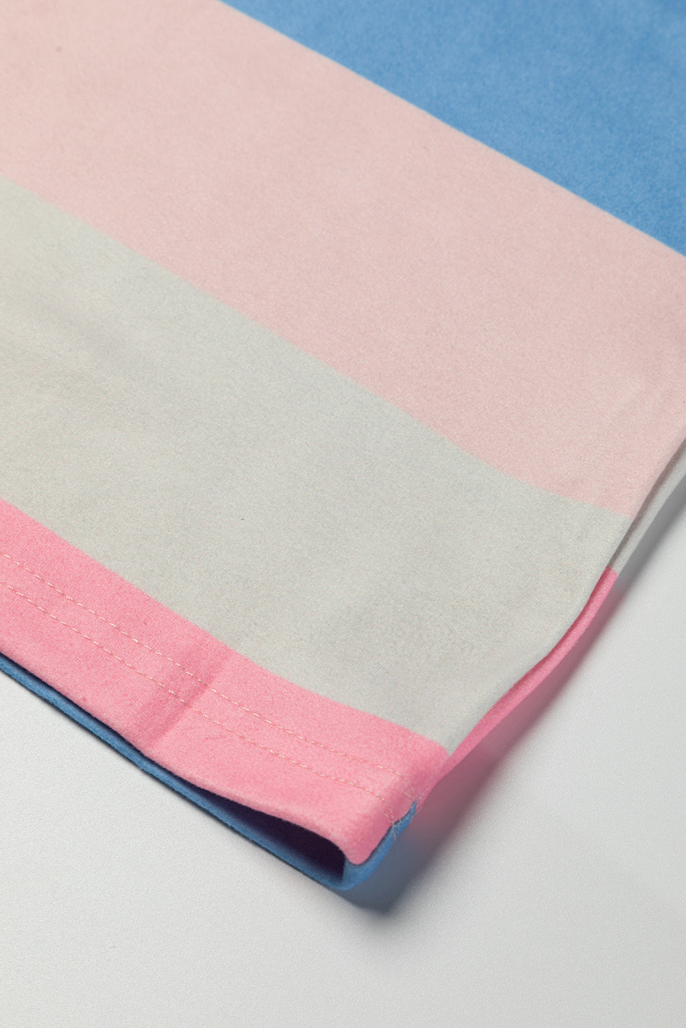 Roze contrasterende gestreepte top met V-hals en lange mouwen