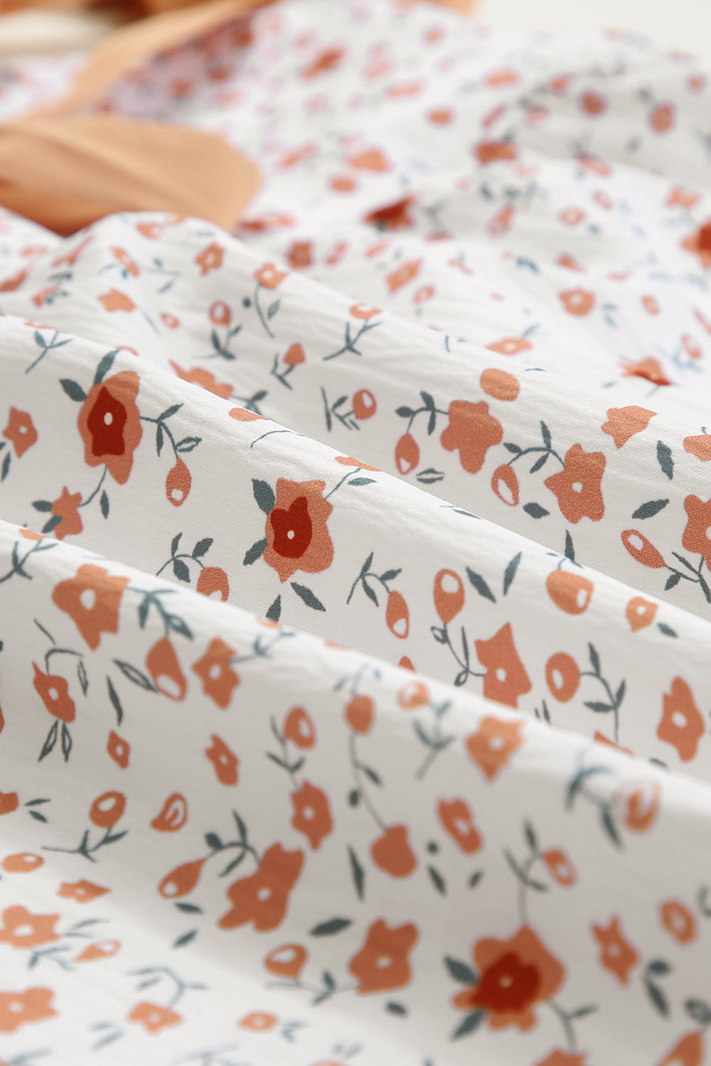 Witte babydoll-tanktop met gebonden schouder en bloemenprint