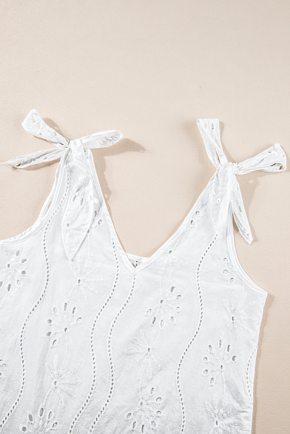 Witte tanktop met geknoopte bandjes en V-hals met borduurmotief