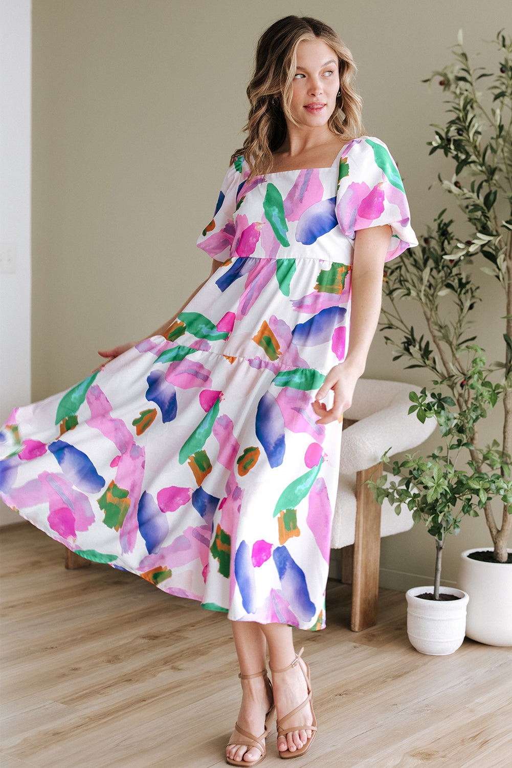 Paarse midi-jurk met gesmokte achterkant en pofmouwen met abstracte print