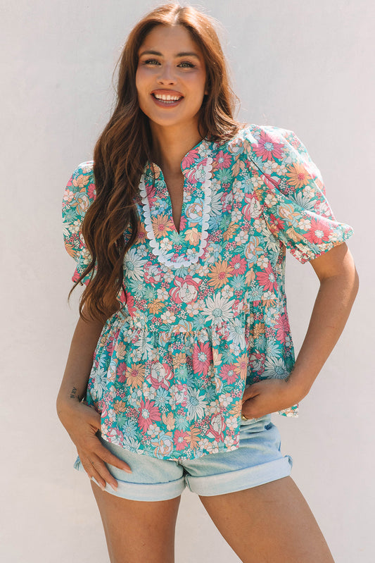 Veelkleurige bloemenblouse met ingekeepte hals en korte mouwen