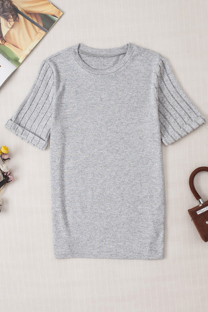 Grijs geribbeld T-shirt met ronde hals en gesplitste mouwen