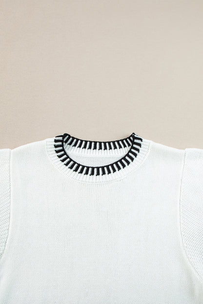 Witte gebreide top met contrasterende rand en ronde hals, vleermuismouwen