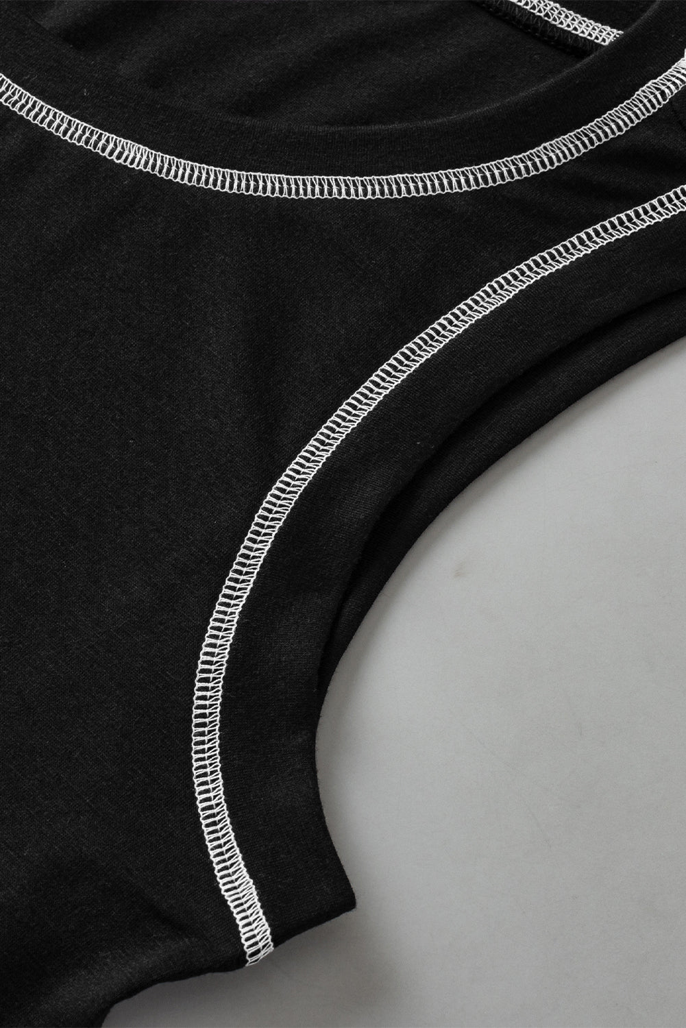 Zwarte mouwloze top met ronde hals en contrasterende stiksels