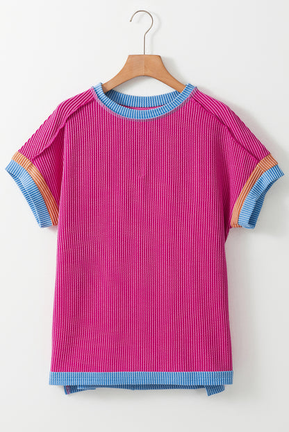 Felroze T-shirt met contrasterende rand en ronde hals