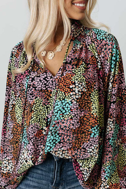 Veelkleurige, levendige, gebloemde blouse met V-hals en pofmouwen