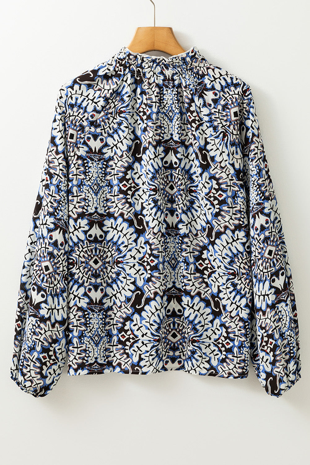 Blauwe tribale afdruk vaarten met fronvilde nek puff mouw blouse