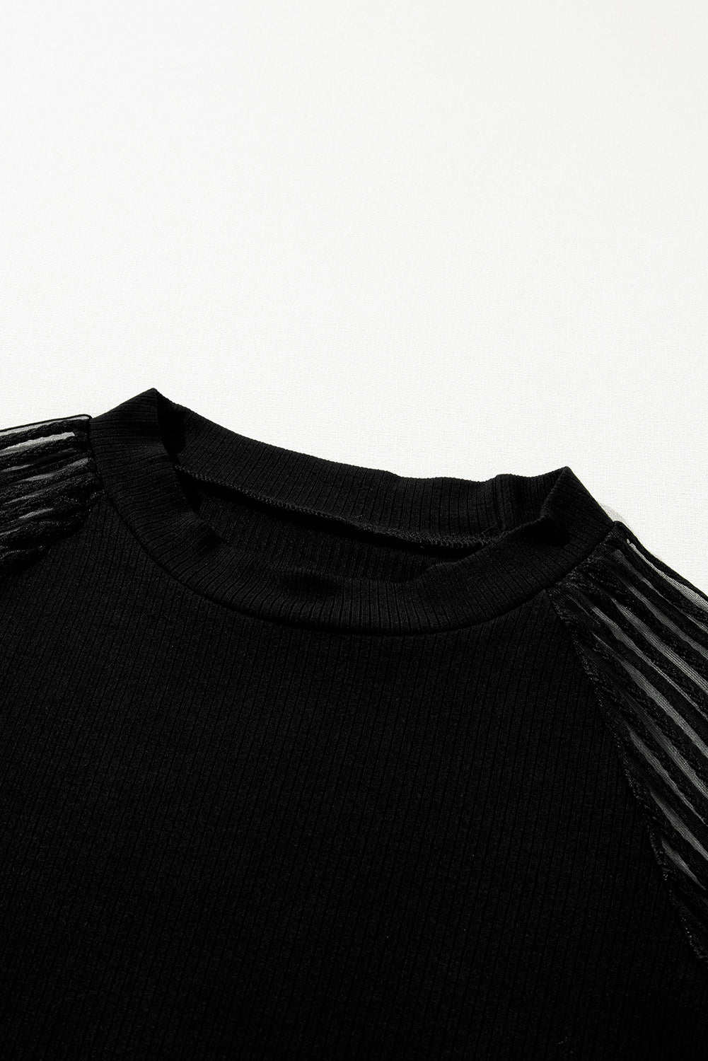 Zwart gestreept T-shirt met ronde hals en mesh mouwen