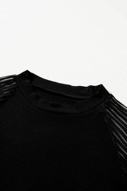 Zwart gestreept T-shirt met ronde hals en mesh mouwen
