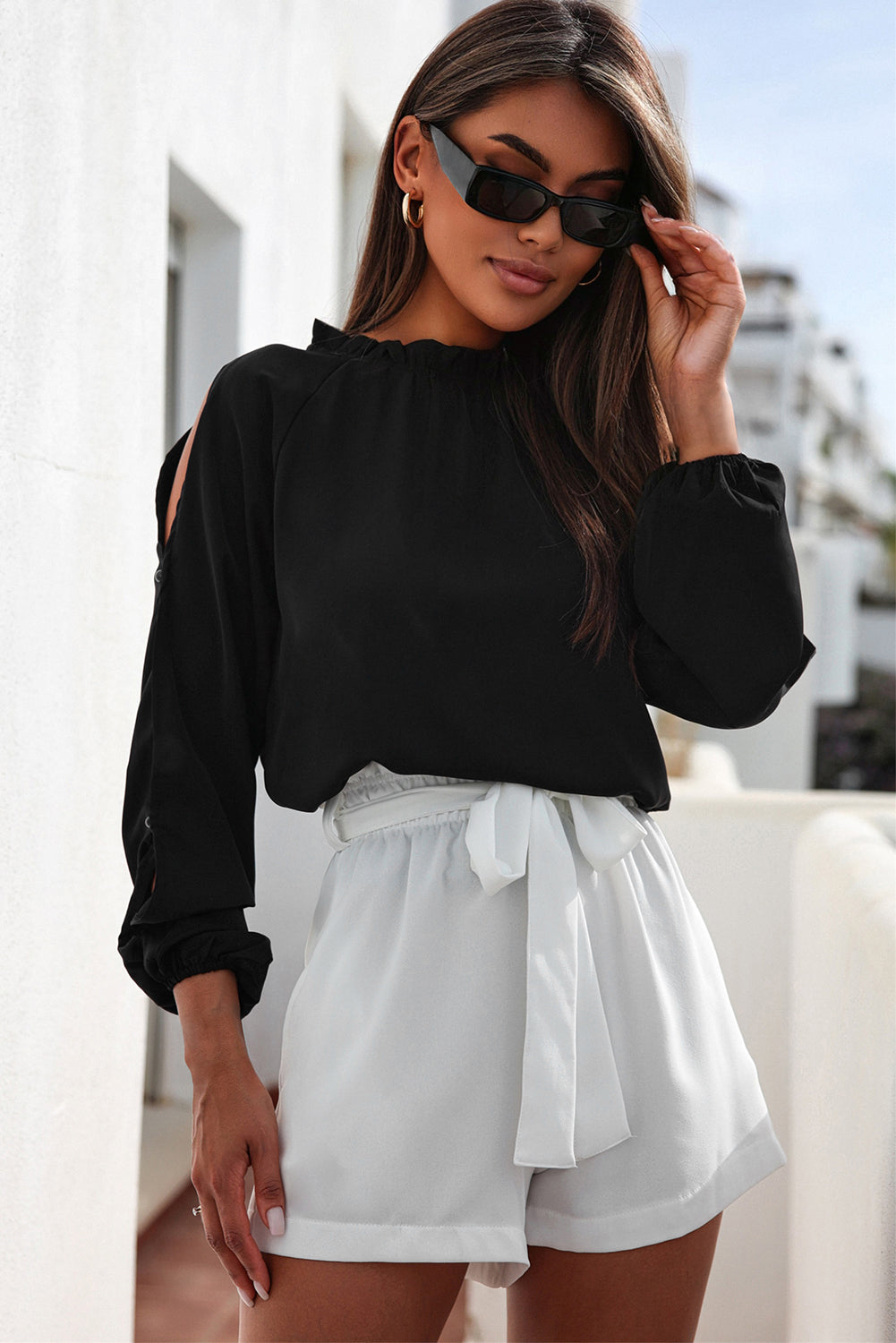 Zwarte blouse met koude schouder en bisschopsmouwen