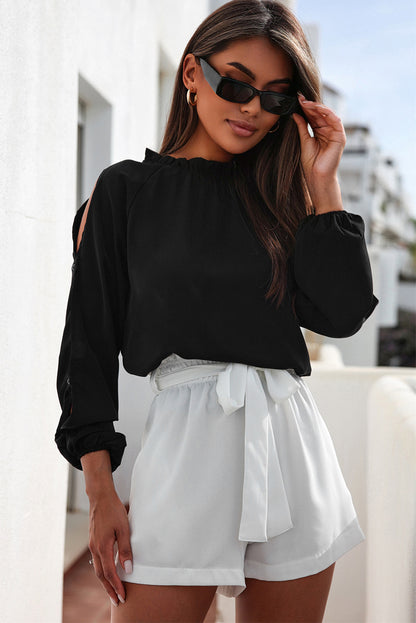 Zwarte blouse met koude schouder en bisschopsmouwen