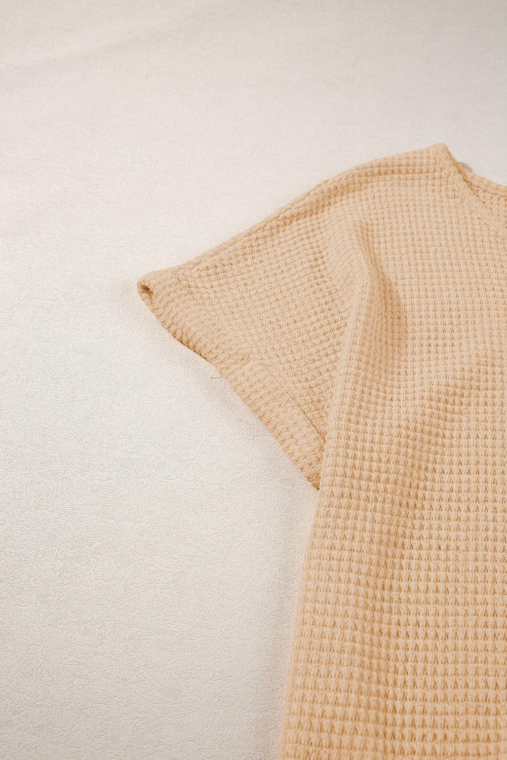 Havermout getextureerd T-shirt met knoopsluiting aan de achterkant en manchetten