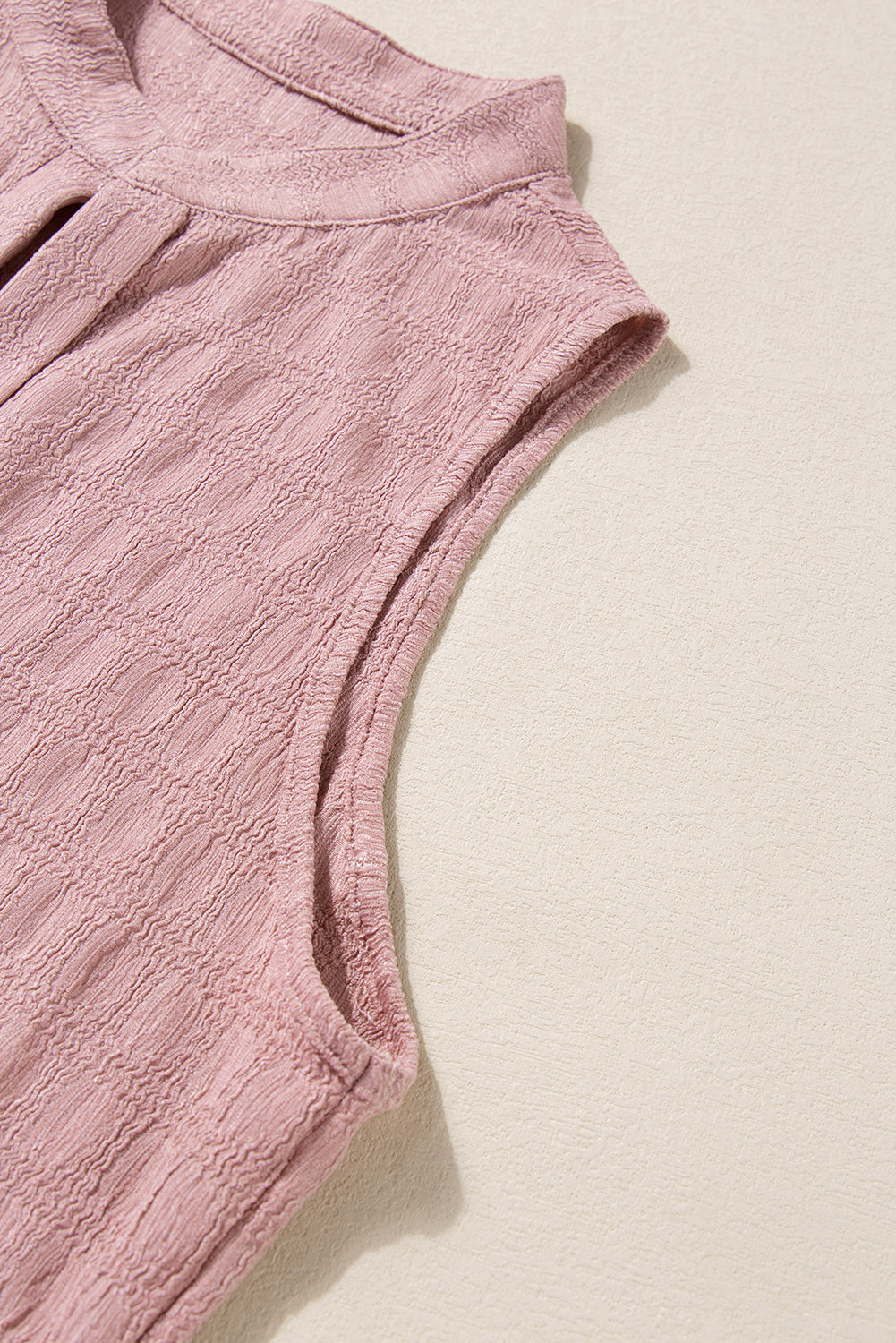 Roze tanktop met splithals en traliestructuur