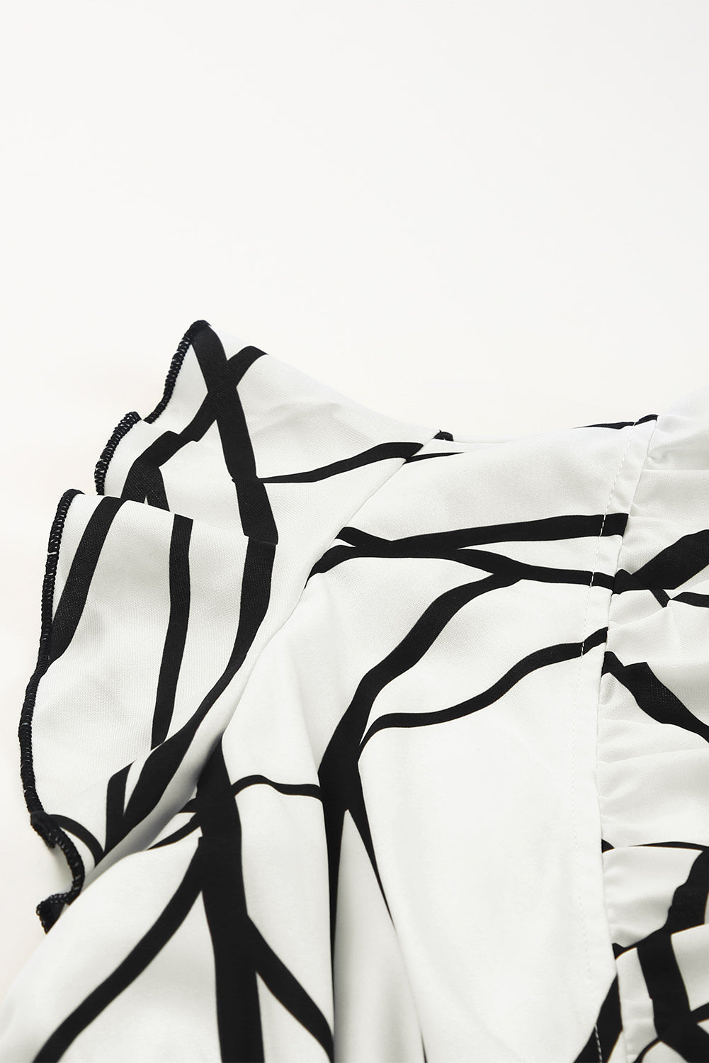 Witte abstracte aderprint met V-hals en ruches maxi-jurk