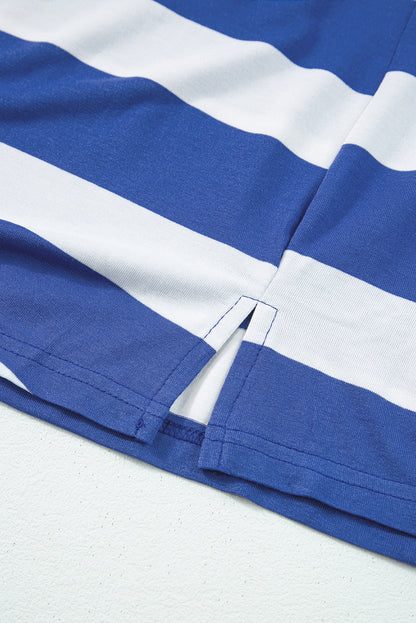 Hemelsblauwe T-shirtjurk met contrasterende strepen en ruches aan de mouwen