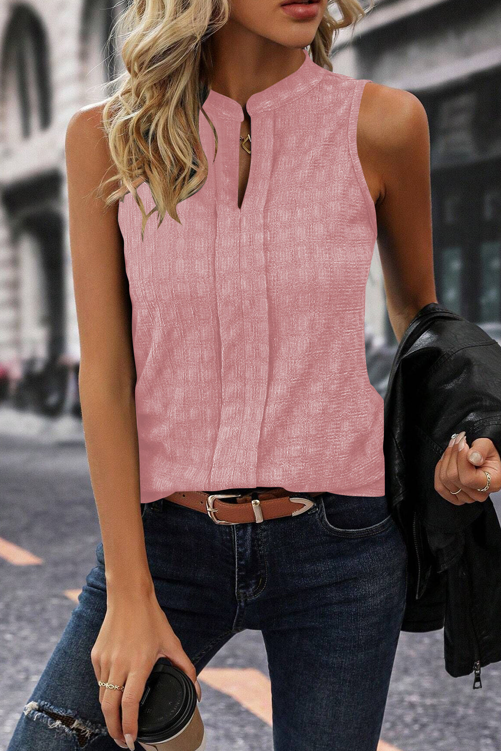 Roze tanktop met splithals en traliestructuur