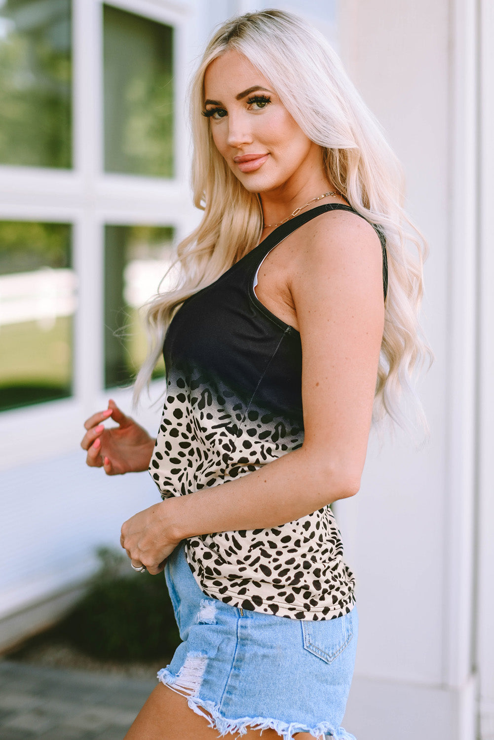 Zwarte tanktop met luipaardmotief en splithals