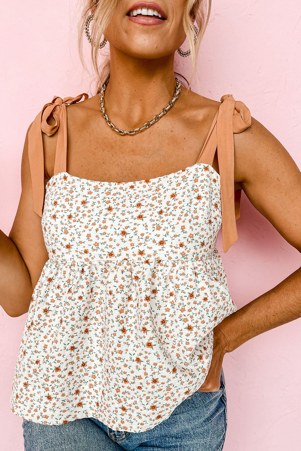 Witte babydoll-tanktop met gebonden schouder en bloemenprint