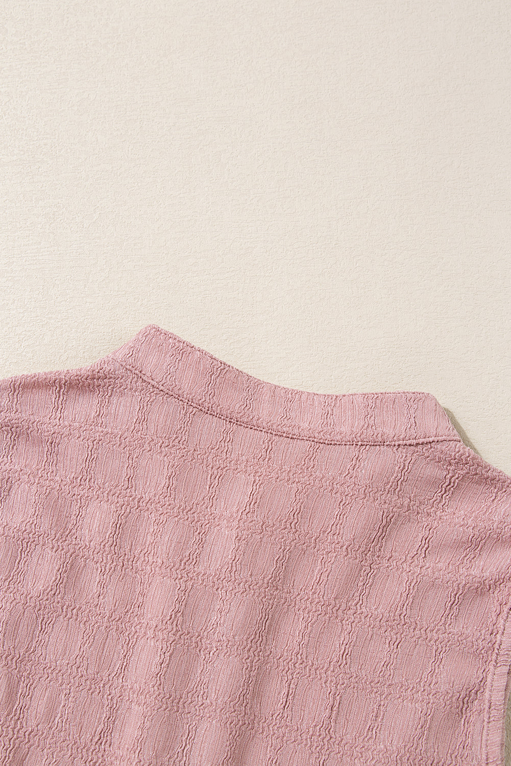 Roze tanktop met splithals en traliestructuur