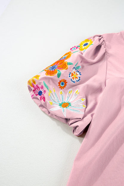 Roze bloemen geborduurde blouse met split aan de hals en pofmouwen